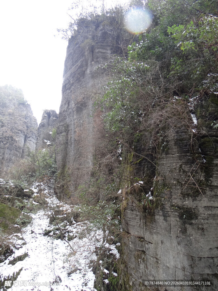 恩施雪覆山间峡谷壮丽景色