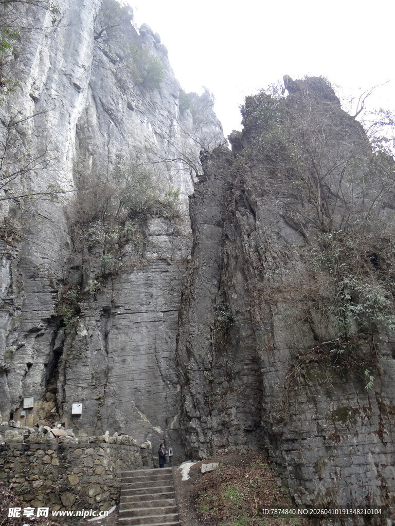 恩施陡峭险峻的壮观山崖景色