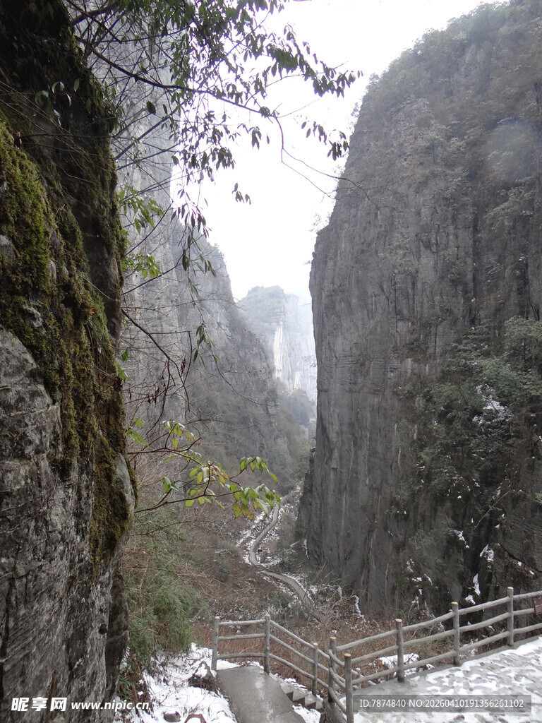 恩施雪覆山间栈道美景
