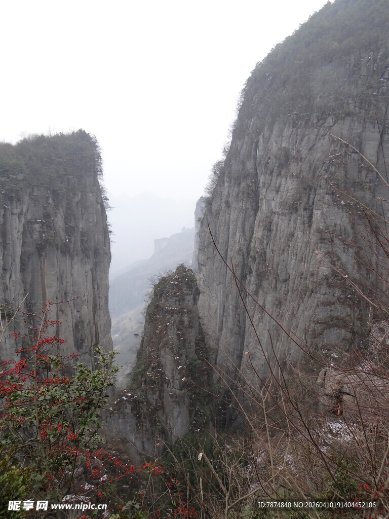恩施雾中险峻山峰景色