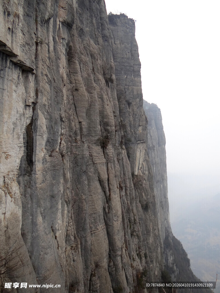 恩施陡峭悬崖绝壁景观