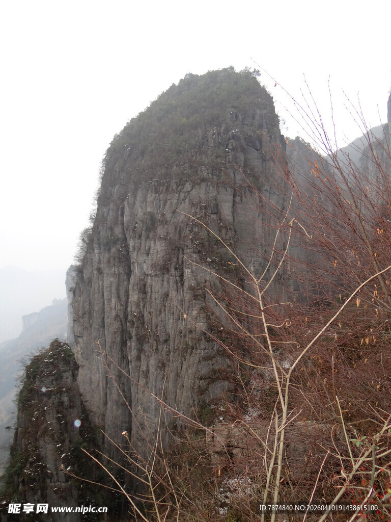 恩施雾中峻峭山峰