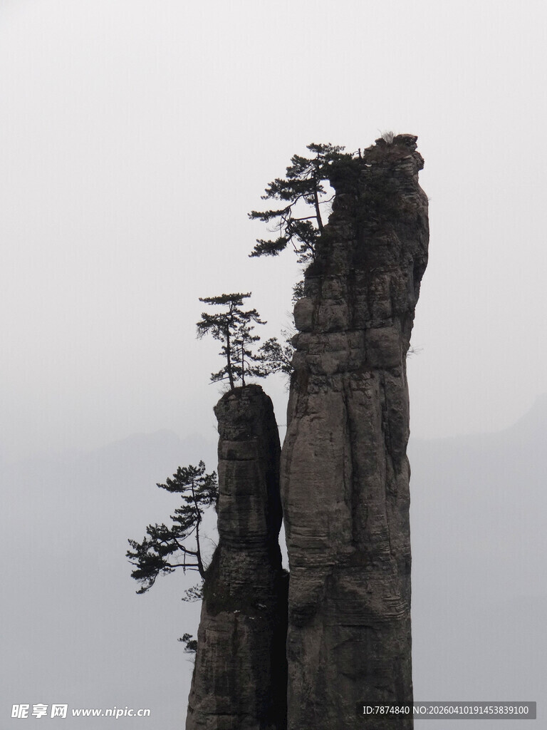 恩施奇峰耸立的独特自然景观