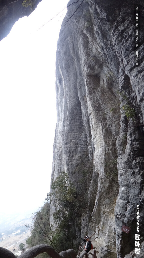 恩施峭壁攀岩景象