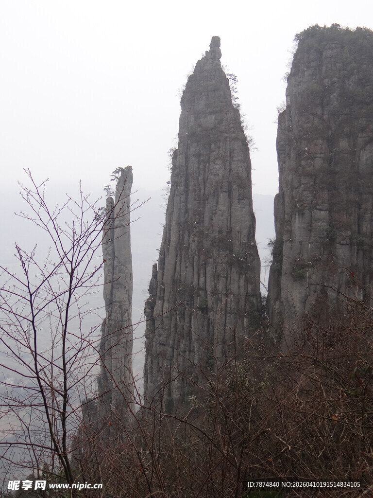 恩施雾中奇峻的山峰景观