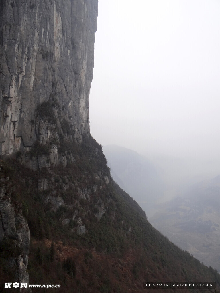 恩施巍峨绝壁 云雾缭绕之景