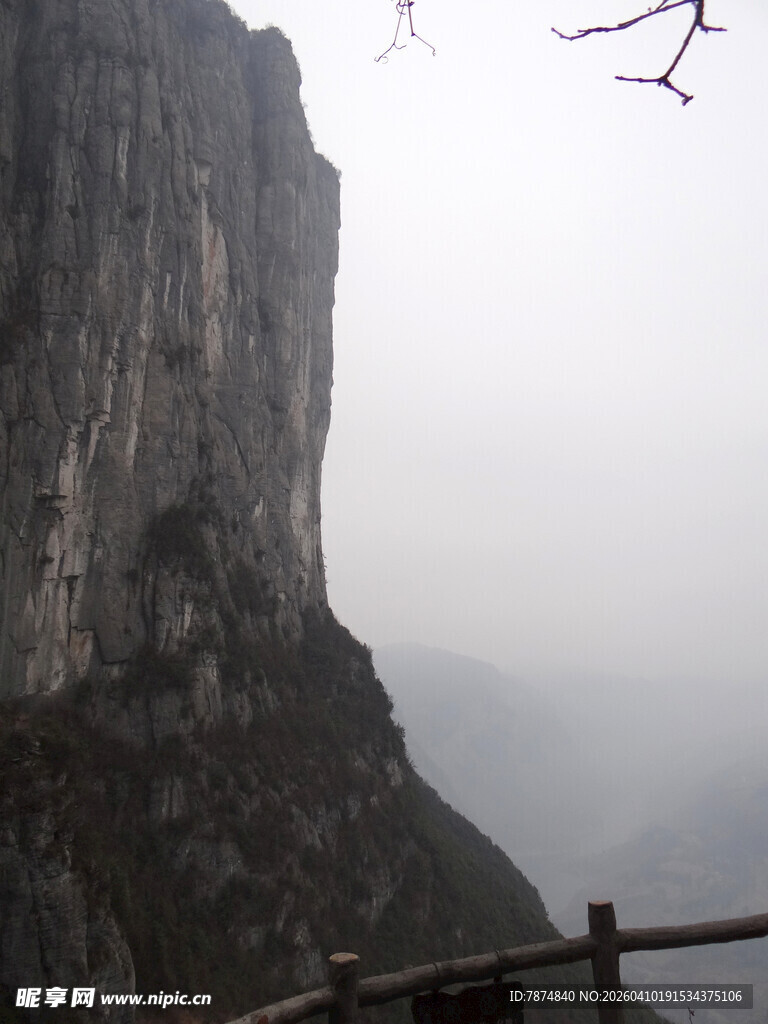 恩施雾中峻峭山峰
