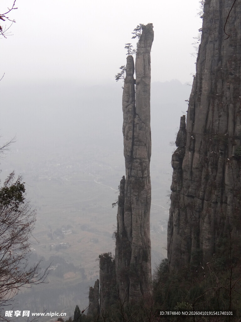 恩施奇峰耸立的壮丽山景