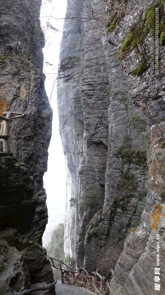 恩施峡谷间的壮丽瀑布景观