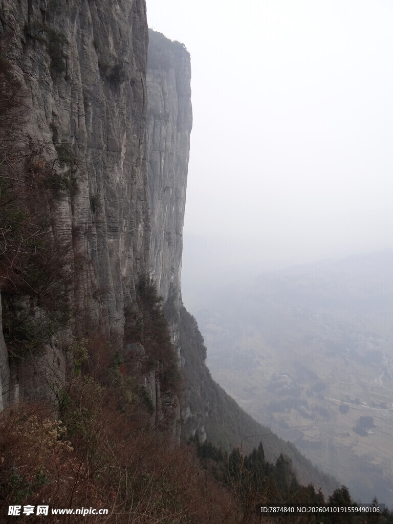 恩施雾中险峻峭壁景观