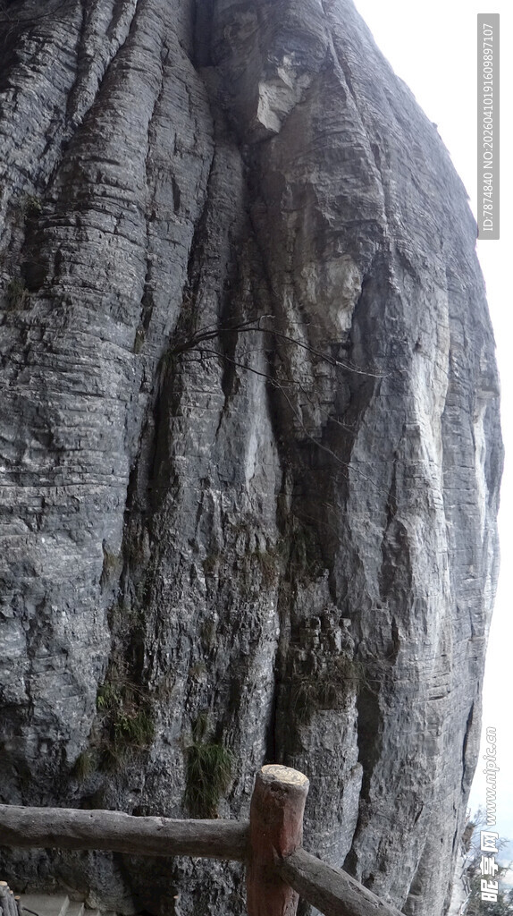 恩施陡峭岩壁旁的木质护栏