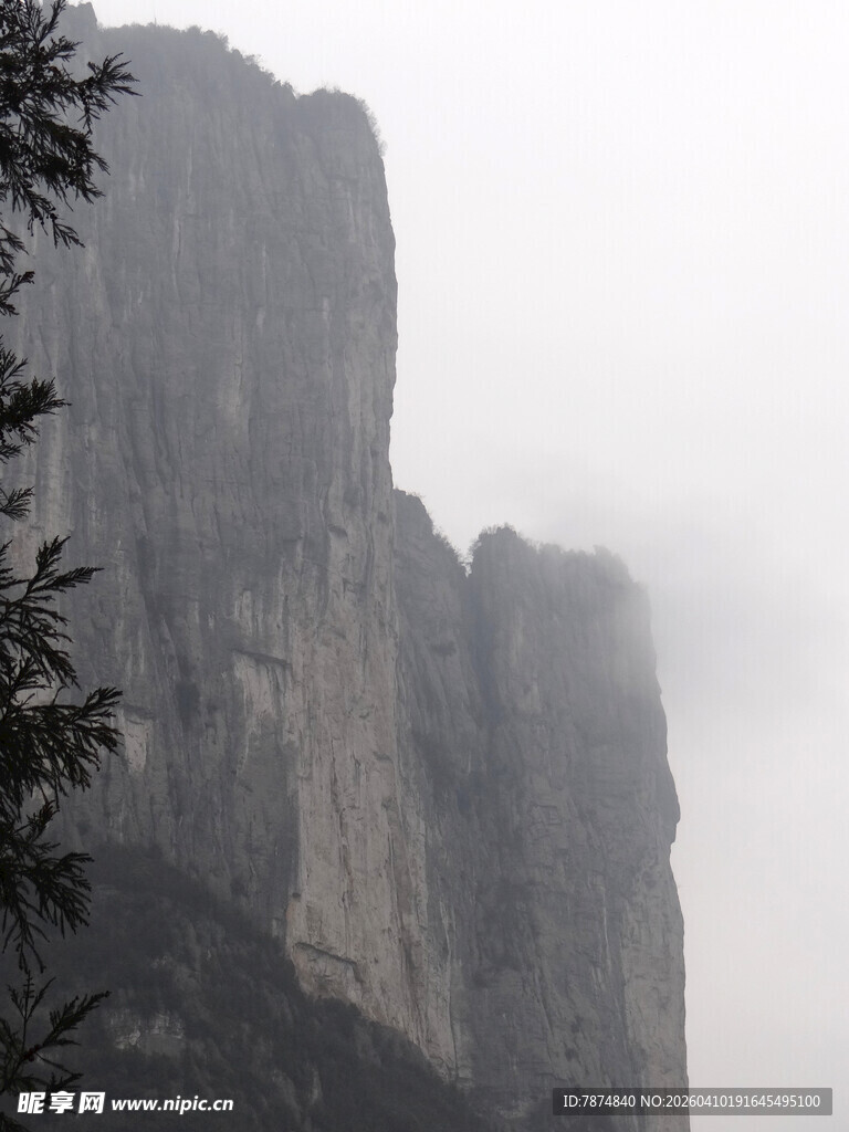 恩施云雾缭绕的巍峨山峰