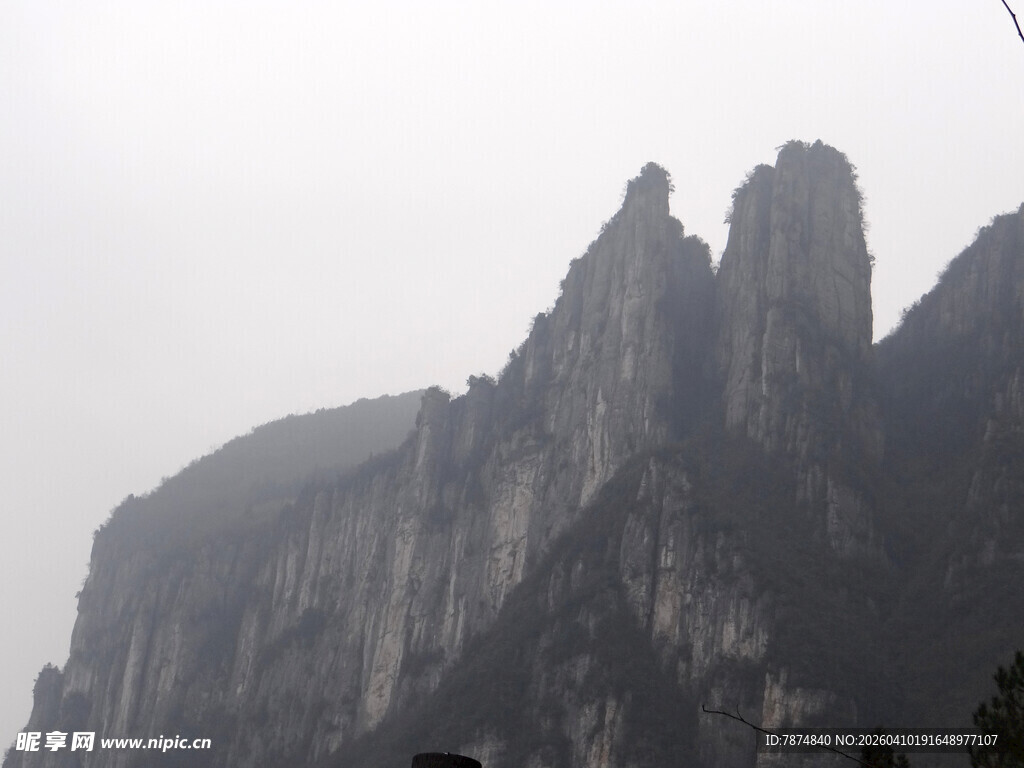 恩施云雾缭绕的巍峨山峰