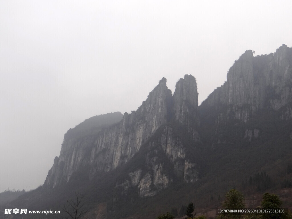 恩施云雾缭绕的壮丽山峰