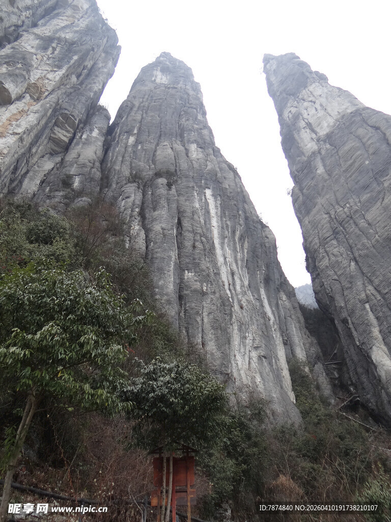恩施奇峰耸立的壮丽山景