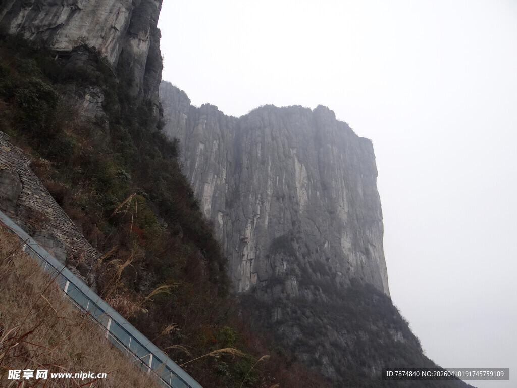 恩施险峻高山与山间道路