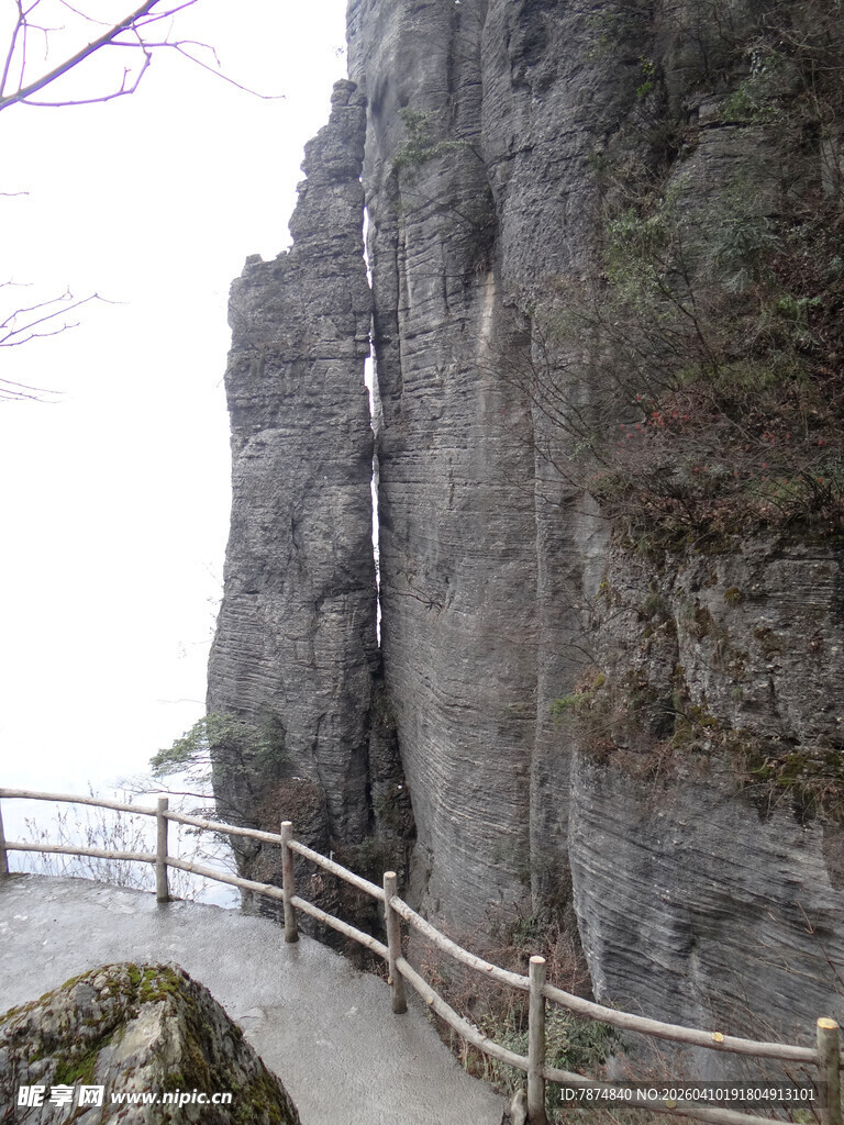 恩施山间栈道旁的陡峭岩壁