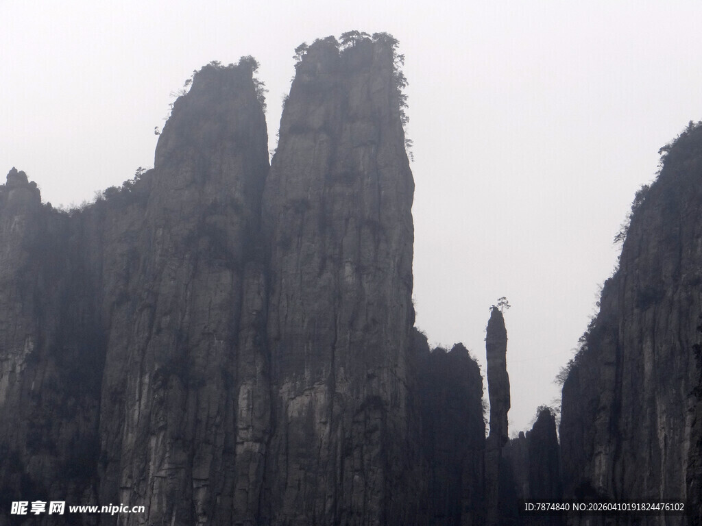 恩施奇峰耸立的壮丽山景