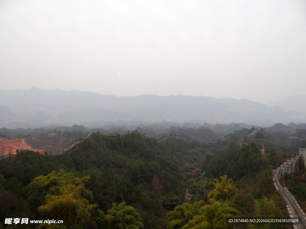 恩施山间景色 隐现红顶建筑