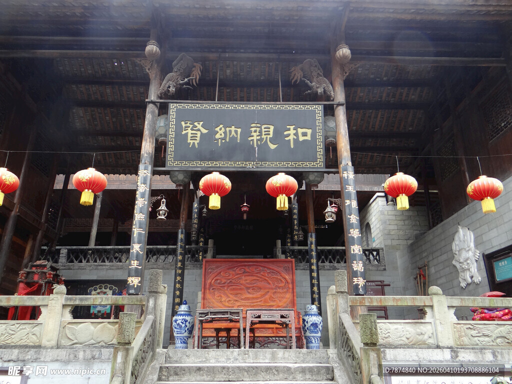 恩施古庙宇前悬挂红灯笼景象