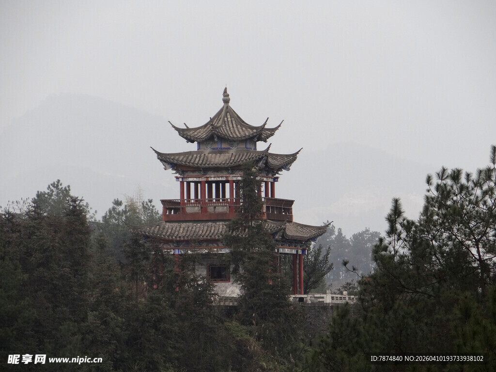 恩施山林中的古典楼阁