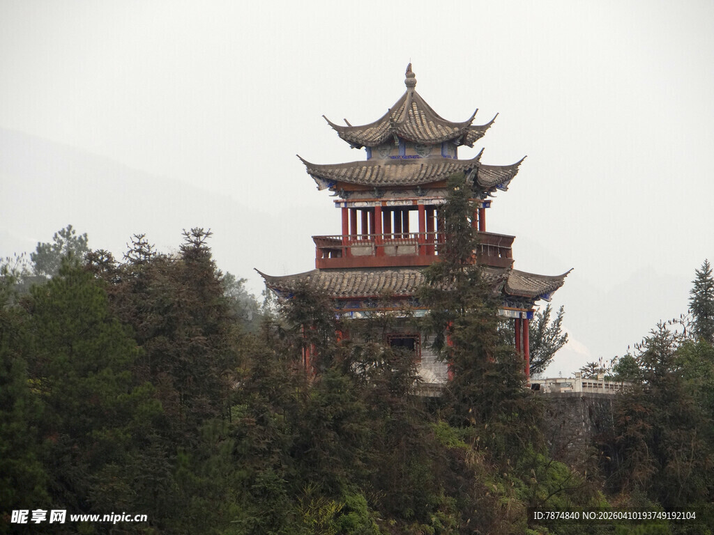 恩施中式古楼阁隐于绿树间