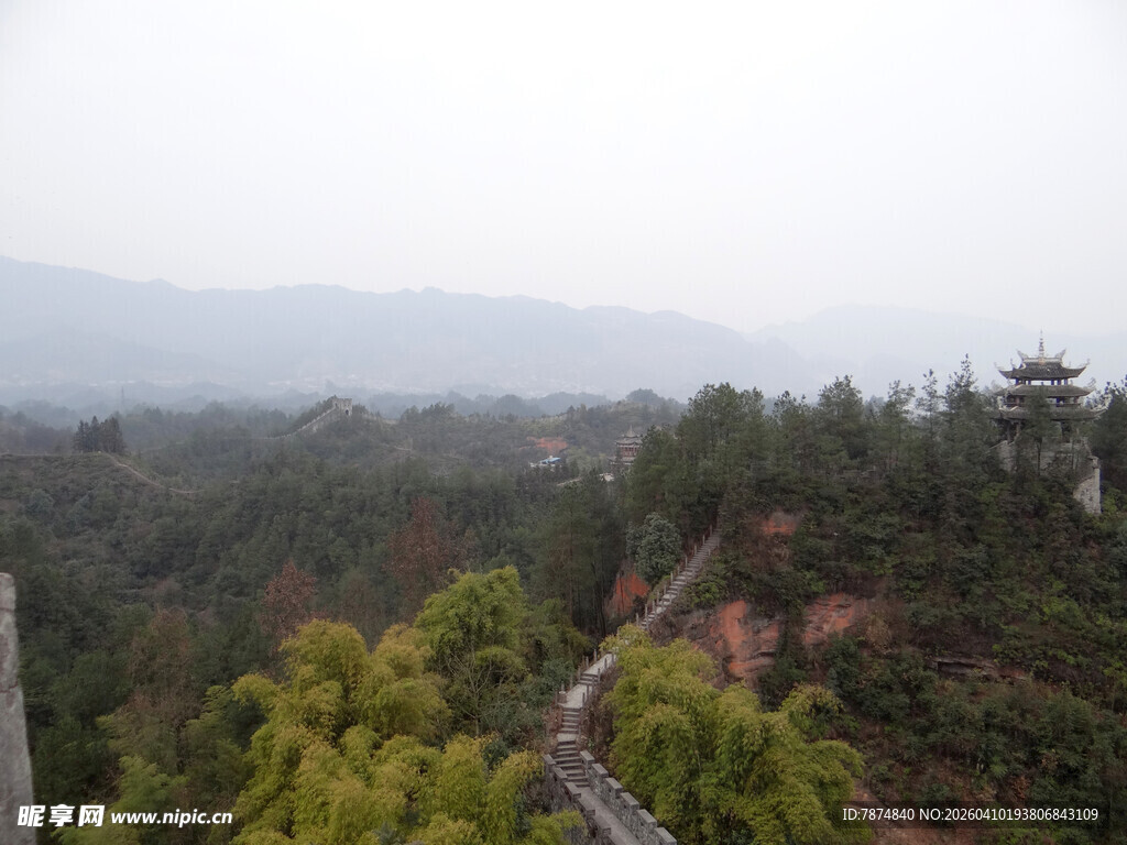 恩施山间蜿蜒栈道 绿意盎然