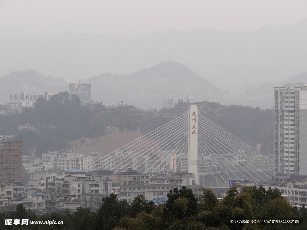 恩施雾中城市与远山景观
