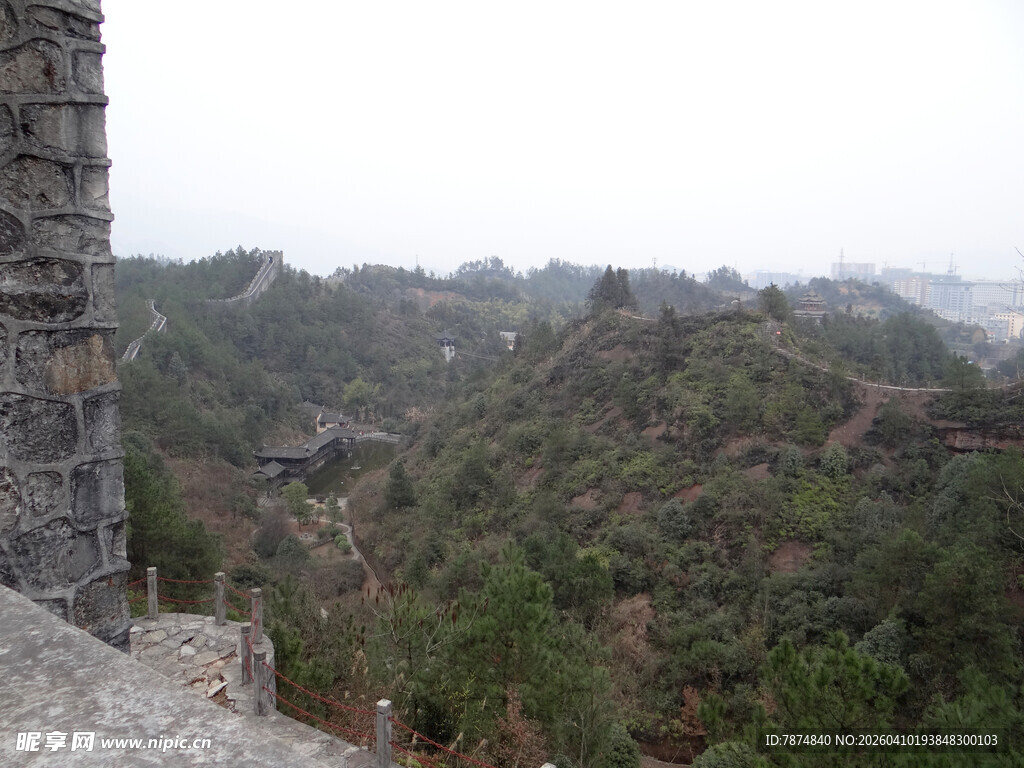 恩施长城边绿意盎然的山峦