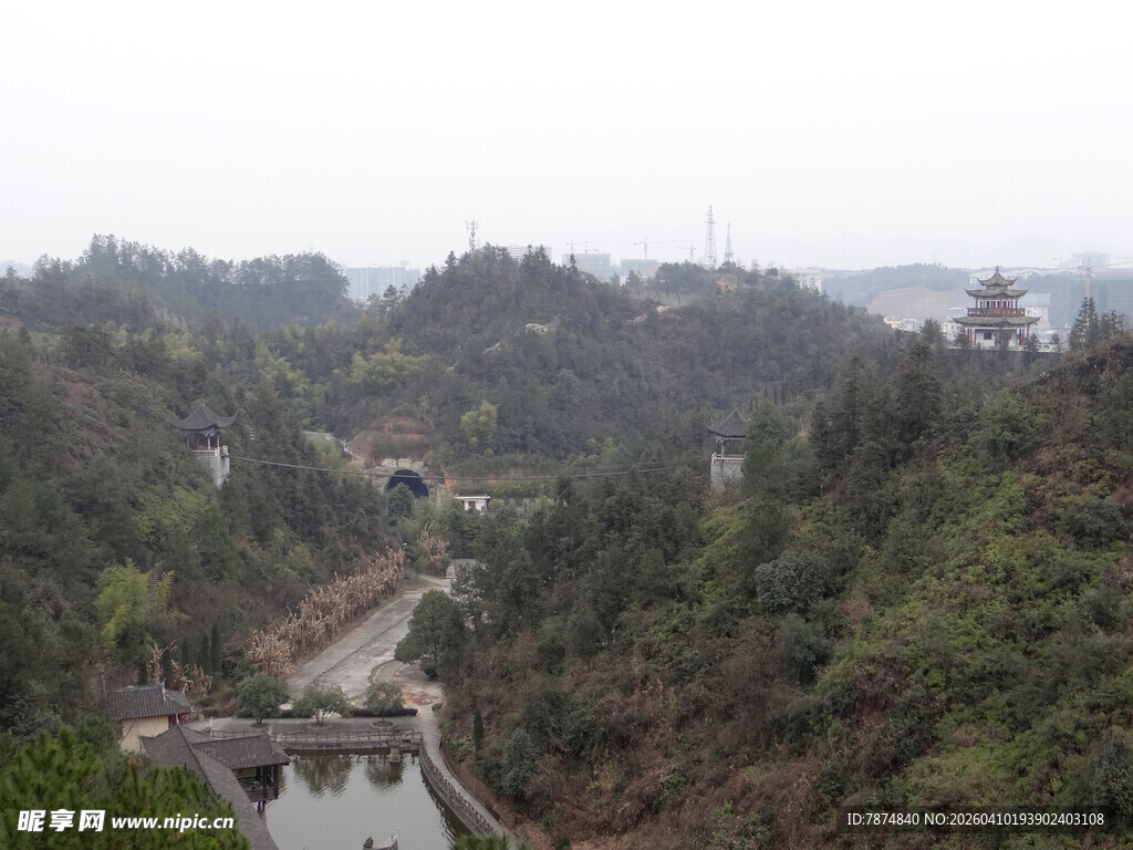 恩施山间蜿蜒河流与葱郁林木