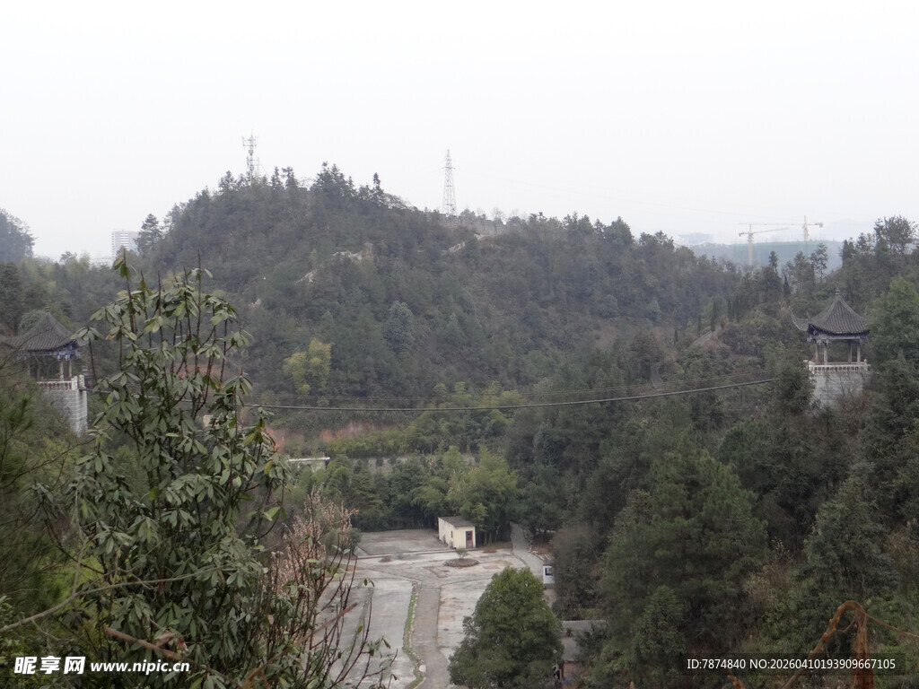 恩施山间蜿蜒公路与葱郁林木