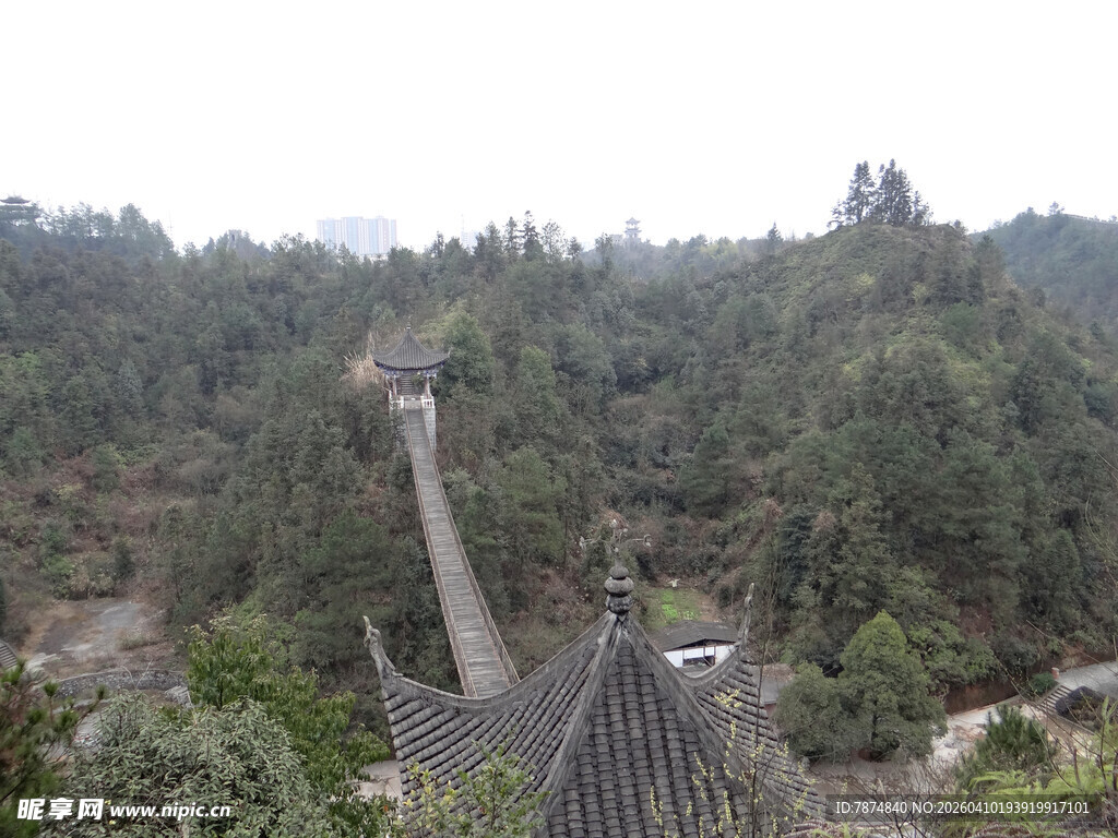 恩施山间古桥隐于葱郁树林