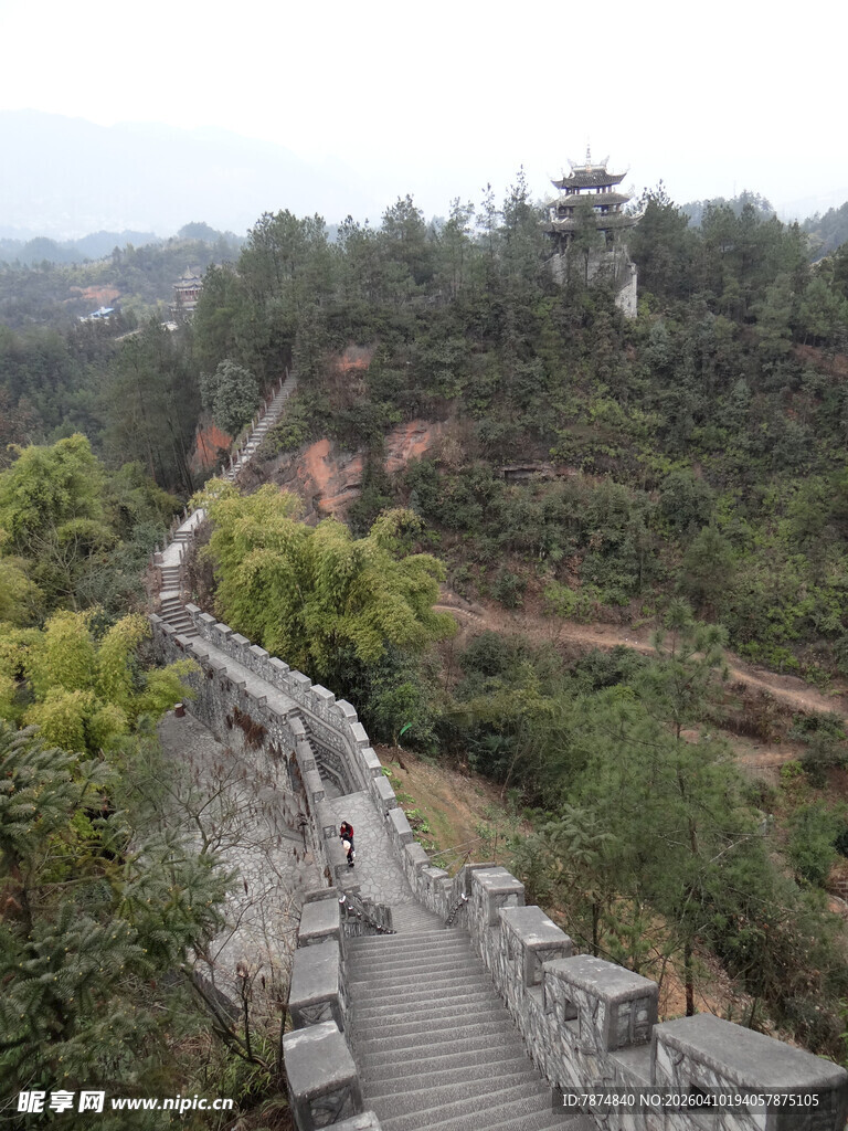 恩施蜿蜒长城穿梭于葱郁山林