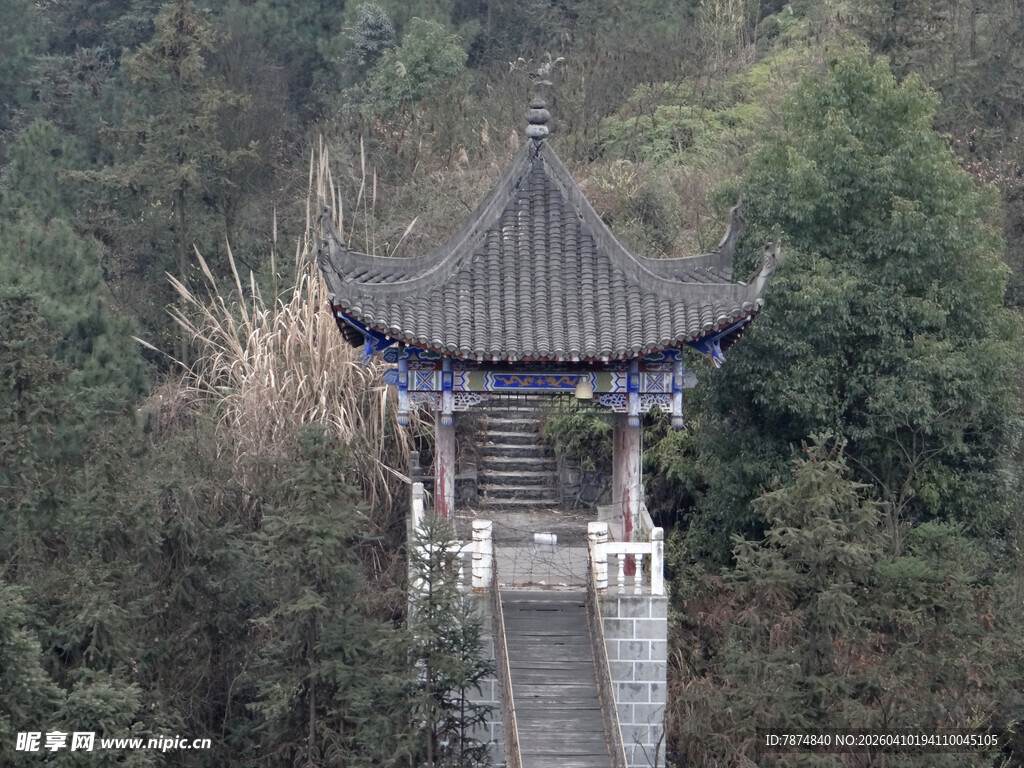 恩施山林中的古朴中式凉亭