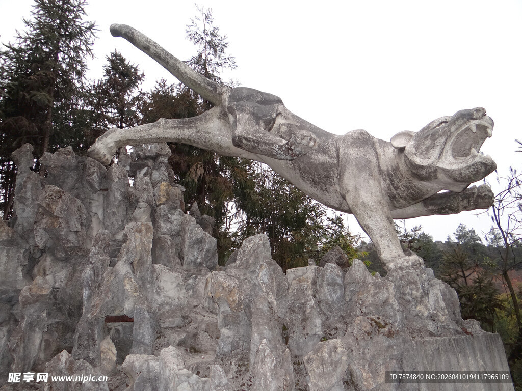 恩施岩石上的奇特雕塑