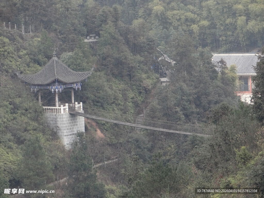 恩施山林中的古朴亭子