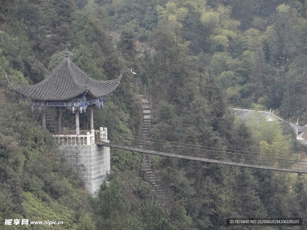 恩施山间悬索桥旁的古朴亭子