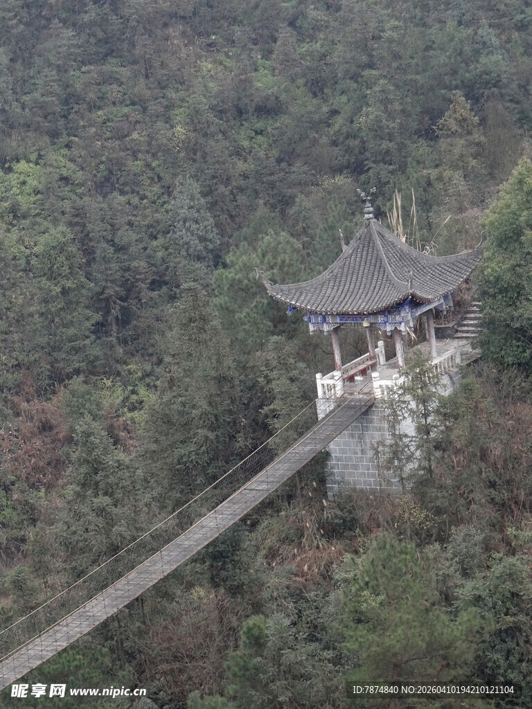 恩施山林中的古朴亭阁