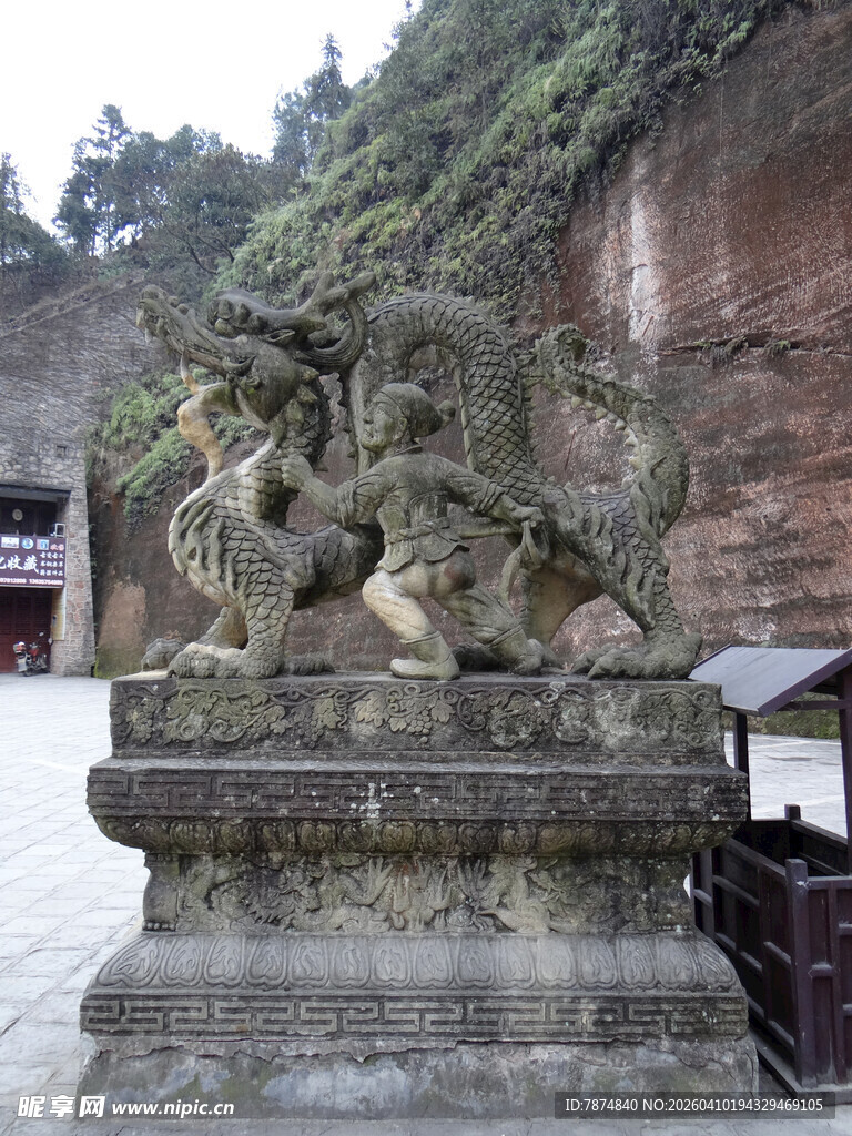 恩施古老石兽雕塑 尽显威严