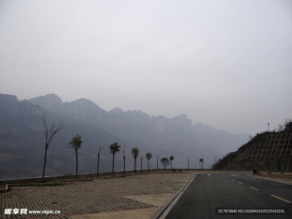 恩施山间公路 远岭与行道树