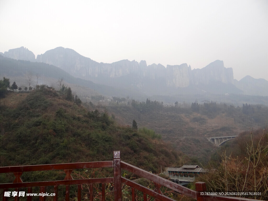 恩施山间观景台远眺朦胧山峦