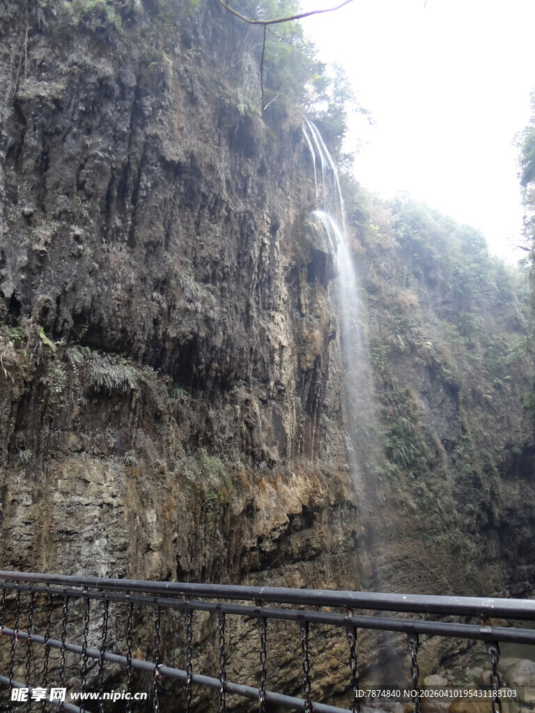 恩施山间瀑布旁的观景栈道