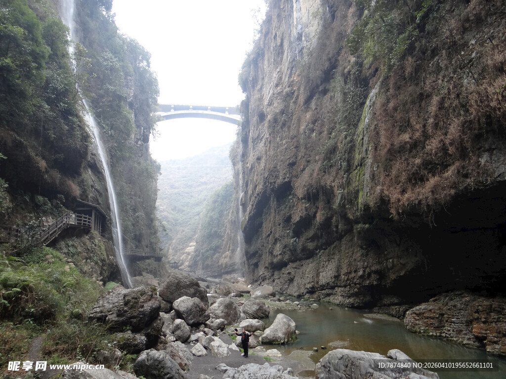 恩施峡谷飞瀑间的凌空桥梁