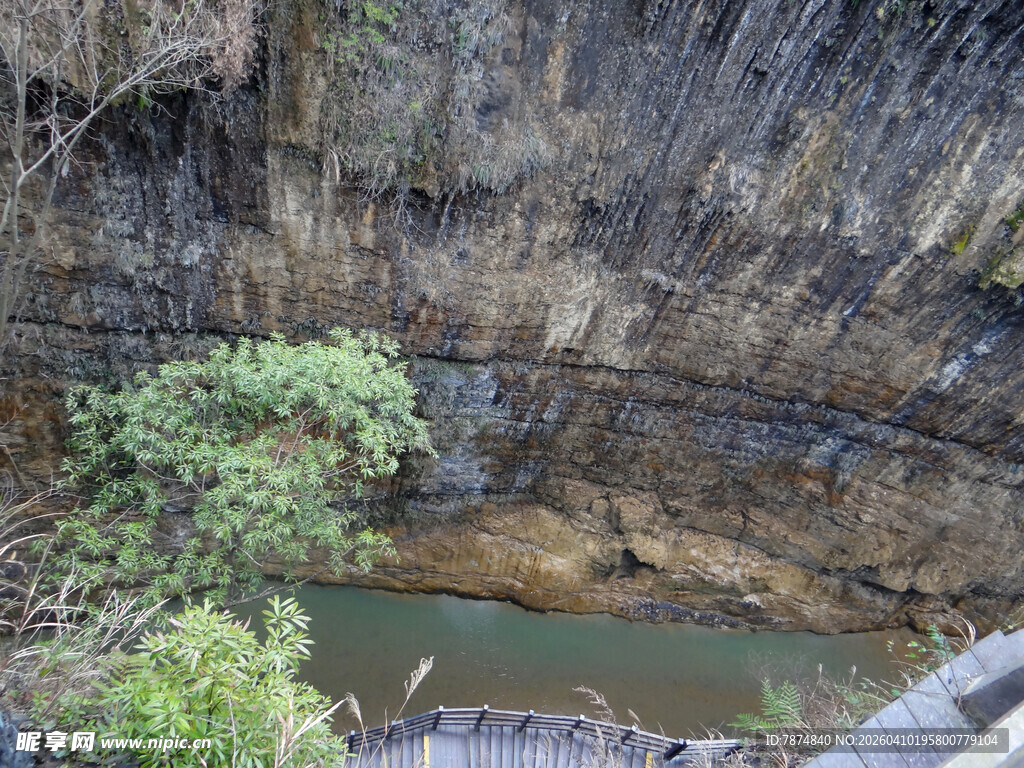 恩施山间深谷中的绿水与植被