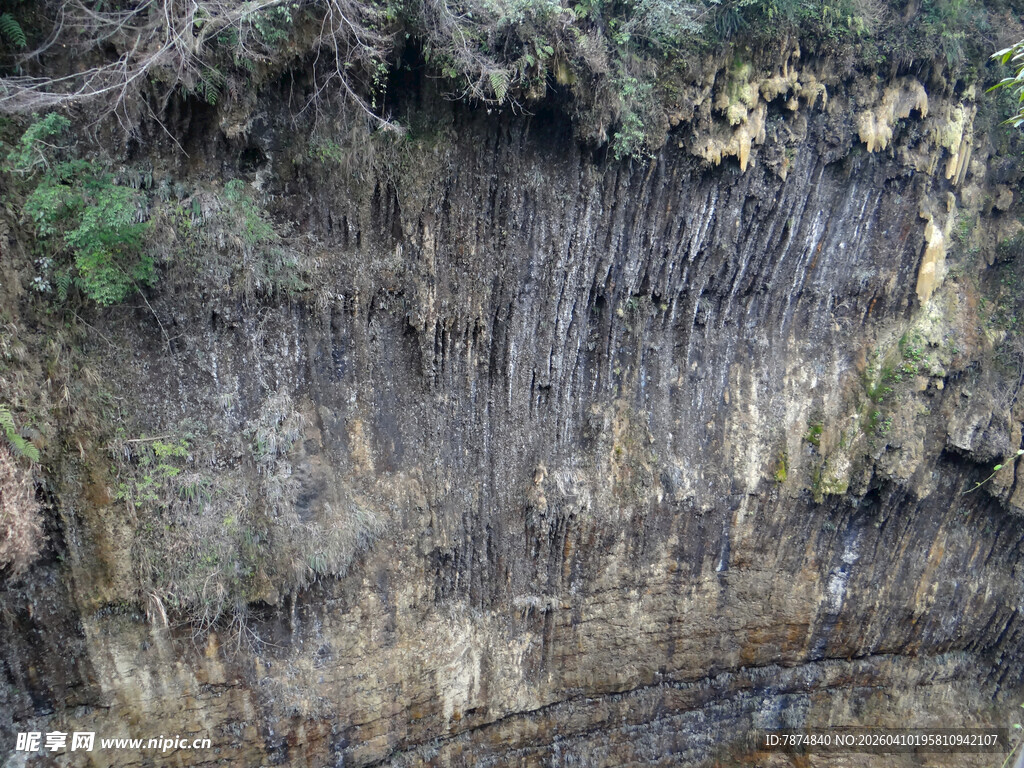 恩施陡峭岩壁 尽显自然风貌