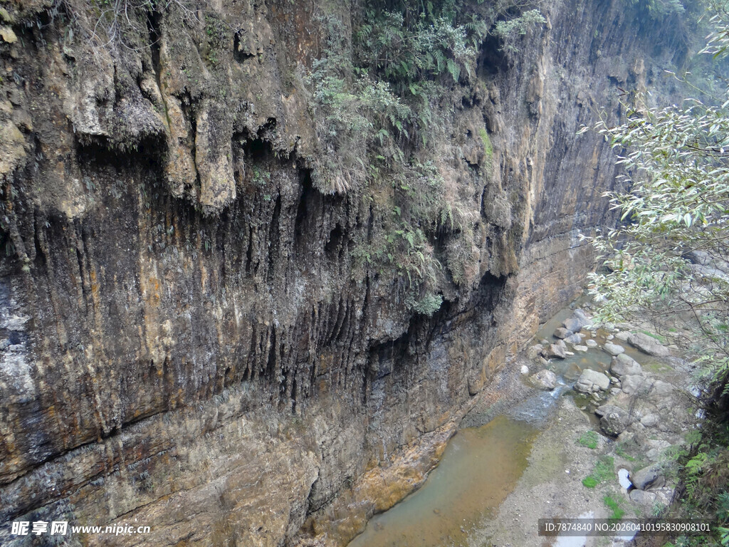 恩施峡谷溪流间的壮丽自然景观