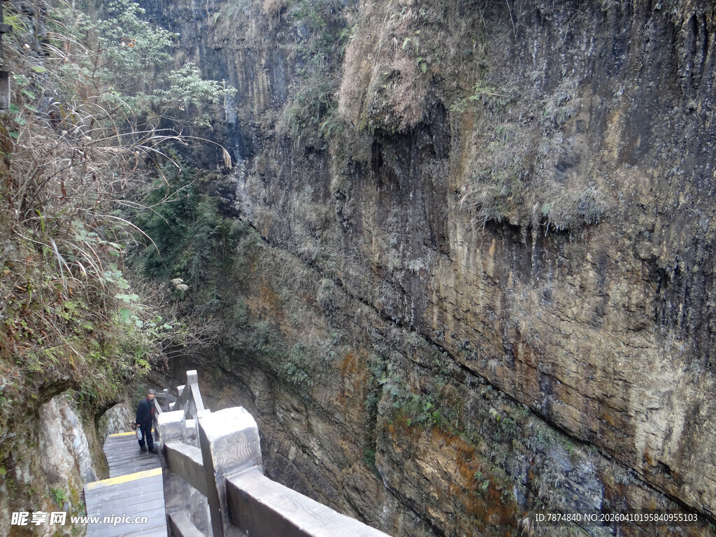 恩施山间栈道穿行于陡峭岩壁