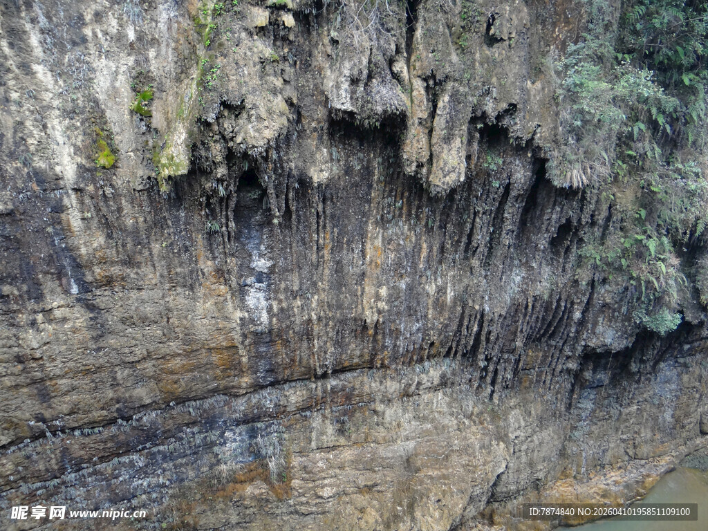 恩施壮观峡谷岩壁景象