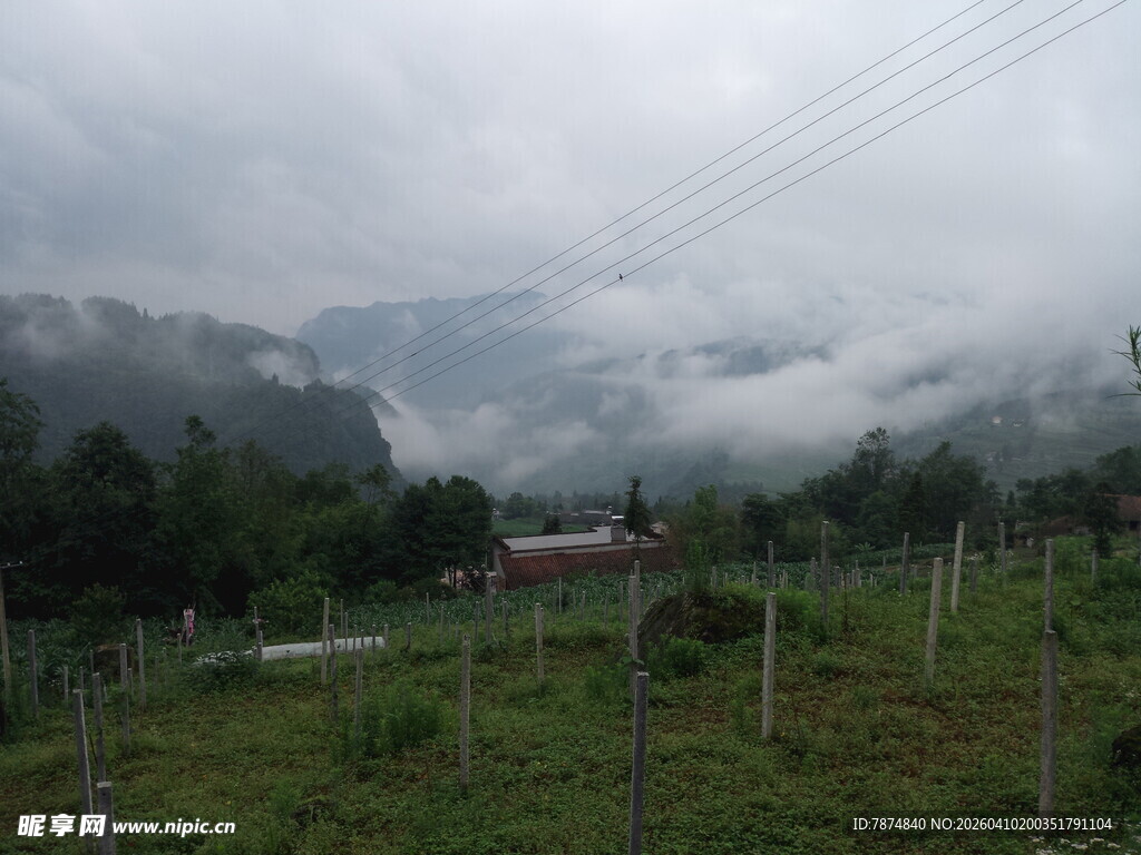 恩施山间云雾缭绕的田园景致