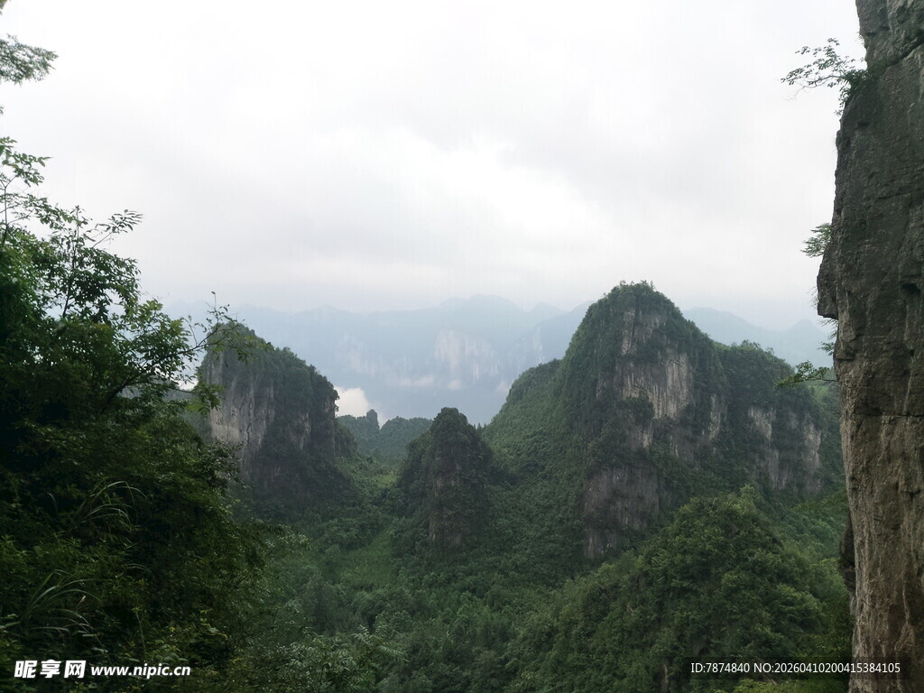 恩施秀丽山峦间的葱郁景致